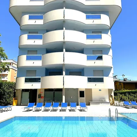Stylish 50mt From The Sea With Pool Access Apartman