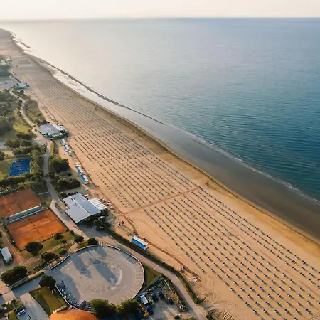 Stylish 50mt From The Sea With Pool Access *